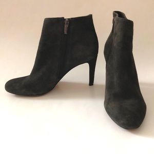 Vince Camuto 8.5 Gray Ankle Boot Black Heel suede zipper Silver Detail Excellent